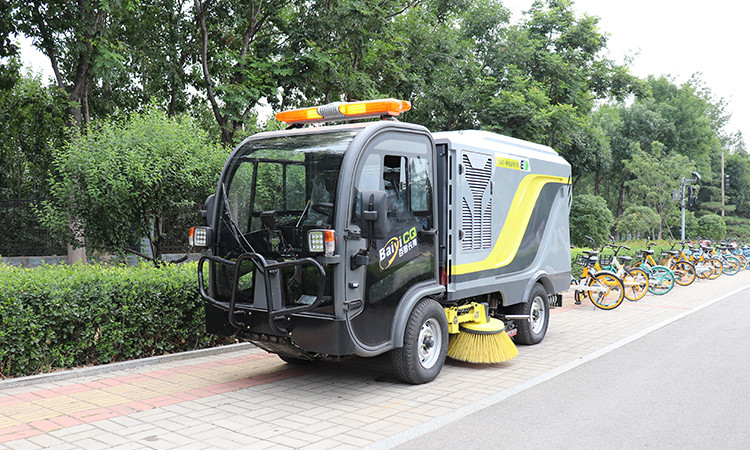 冬季，環(huán)衛(wèi)道路的降塵離不開電動清掃車和高壓清洗車