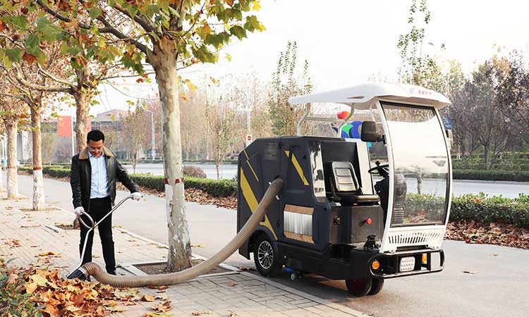 駕駛式小型樹葉收集車人行道樹葉收集作業(yè)