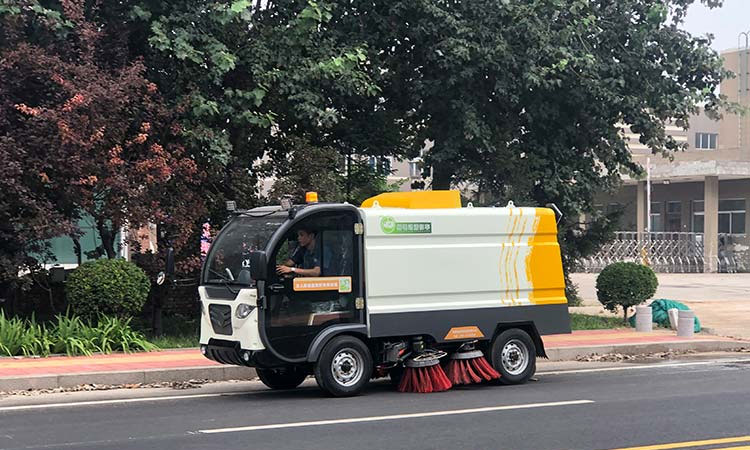 百易長青四輪電動(dòng)洗掃車