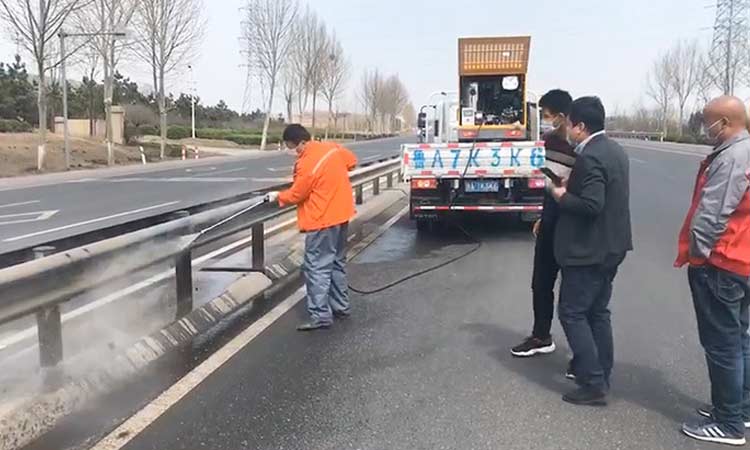 多功能高壓清洗車道路道路護(hù)欄清洗作業(yè)現(xiàn)場