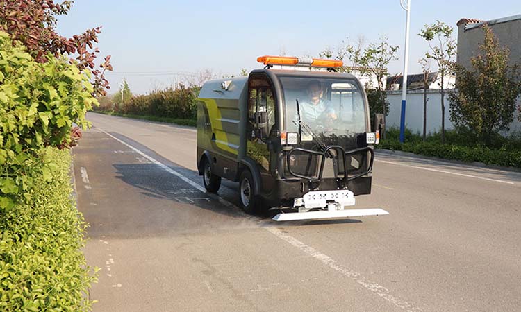 百易環(huán)保高壓清洗車日常的保養(yǎng)步驟