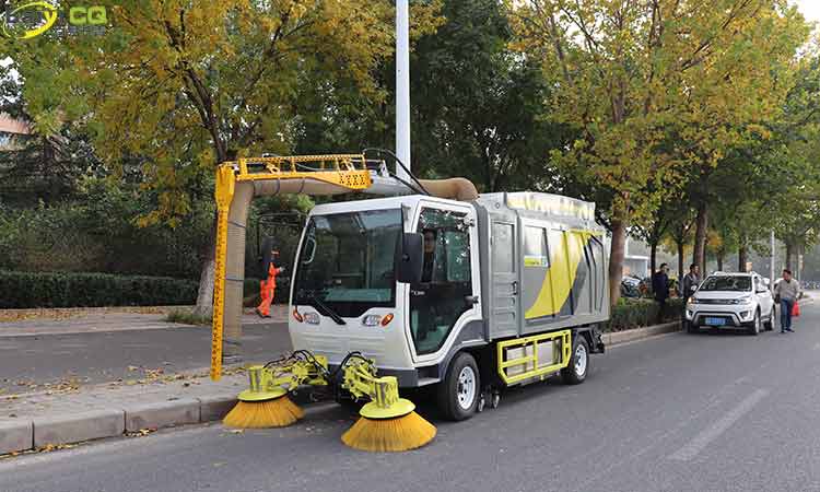 大型電動(dòng)落葉收集車