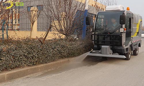 使用小型多功能高壓清洗車，校園環(huán)衛(wèi)防疫一車解決