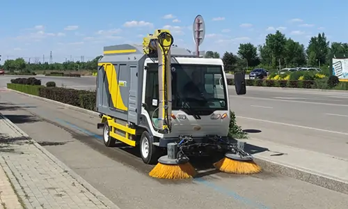 電動(dòng)樹葉收集車，解決落葉季大面積落葉路面堆積難清理問題