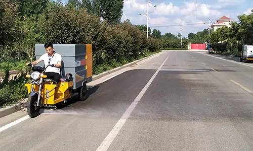 道路高壓清洗車是一款道路沖洗，水掃多用途電動環(huán)衛(wèi)設備