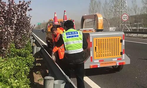 牽引式樹葉收集器也叫吸樹葉的機(jī)器