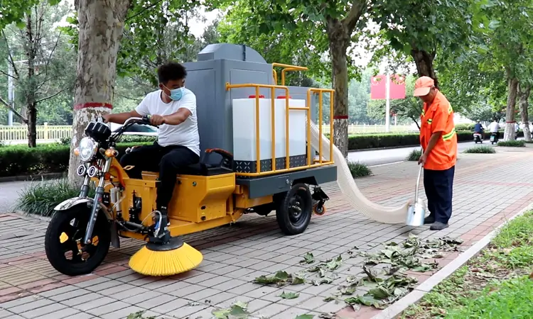 三輪樹葉收集車