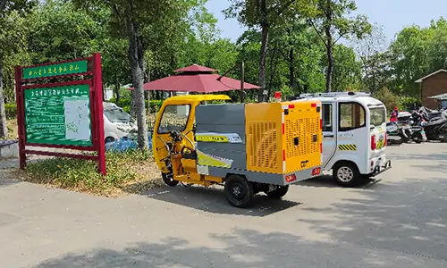 電動(dòng)三輪高壓清洗車(chē)服役某景區(qū)公園