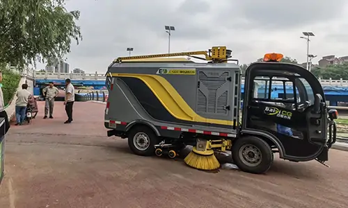 小型電動(dòng)洗掃車在某城市街心公園進(jìn)行洗掃作業(yè)