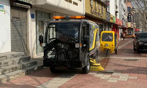 純電動(dòng)洗掃車與小型環(huán)衛(wèi)車輛配合工作是怎樣的場(chǎng)景？