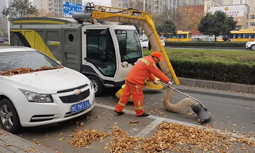 落葉季樹葉收集車的使用方式