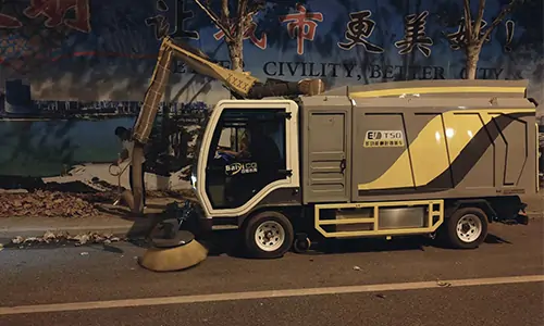 夜晚的道路樹葉收集車依舊忙碌在城市的大街小巷