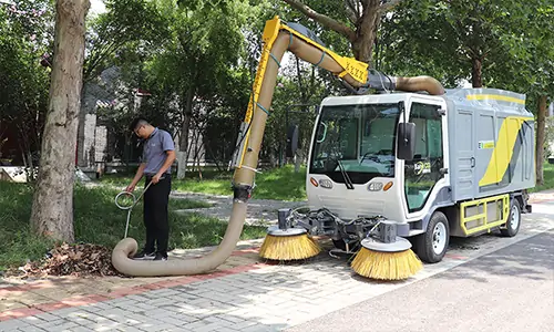 純電動(dòng)樹葉收集車市政樹葉收集用途廣泛