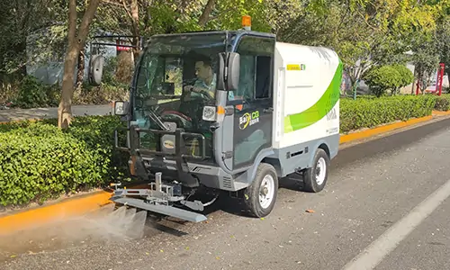 四輪高壓清洗車道路客戶試車中