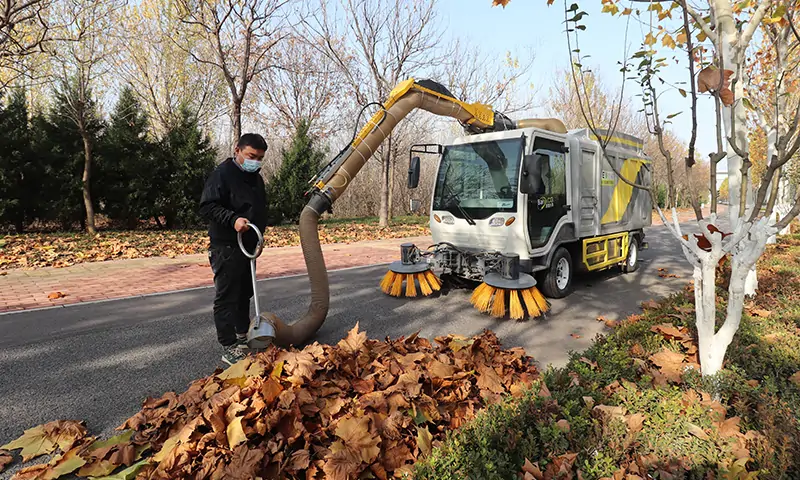 多功能樹葉收集車落葉收集顯身手！解決秋冬季機(jī)動車道落葉收集困擾難題！