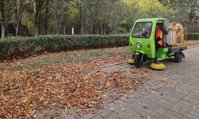 小型三輪樹葉收集車，零散落葉收集有奇效！使用方式，運(yùn)用場(chǎng)景一起來了解一下吧！