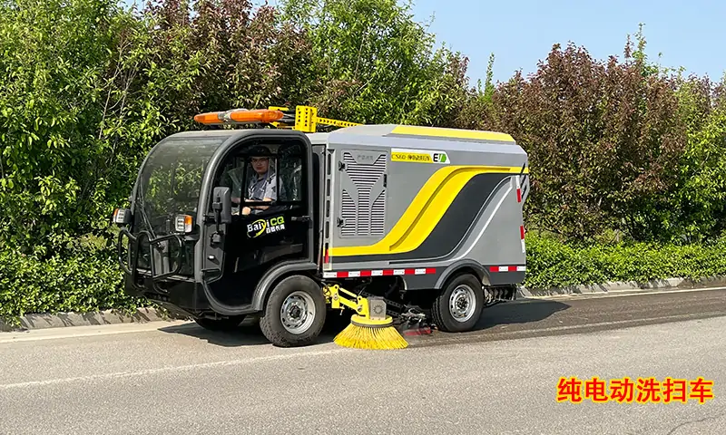 小型純電動洗掃車，節(jié)假日期間路面高效洗掃專用車型，操作簡單，效果杰出！