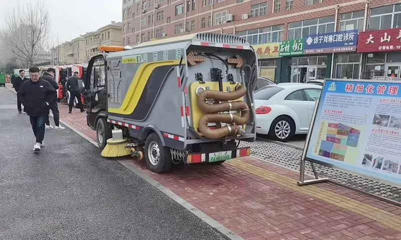 純電動洗掃車現(xiàn)場試車，人行道路面洗掃引起關注，行人連連夸贊！