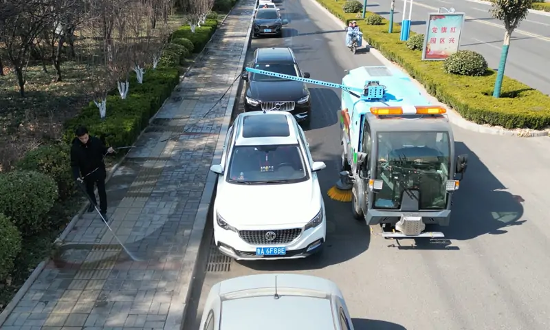 純電動洗掃車輔道路邊車下衛(wèi)生治理有奇招！旋轉型機械臂大顯身手，一沖就干凈！