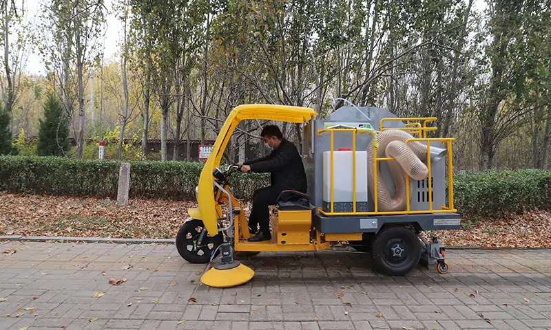 落葉收集專用車-小型樹葉收集車的用處到底有哪些？園林，景區(qū)，物業(yè)人群快來看一下！