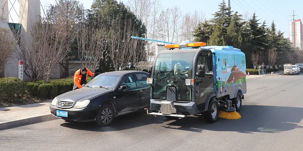 路面污漬清潔“專家”_電動洗掃車_環(huán)衛(wèi)洗掃車_小型洗掃車