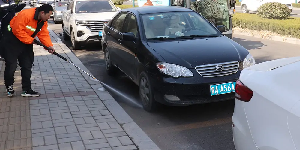 路面污漬清潔“專家”_電動洗掃車_環(huán)衛(wèi)洗掃車_小型洗掃車