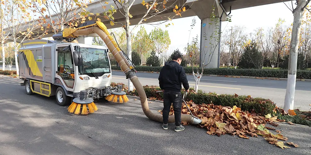 純電動(dòng)樹(shù)葉收集車_多功能樹(shù)葉收集車_吸樹(shù)葉的機(jī)器_掃樹(shù)葉神器