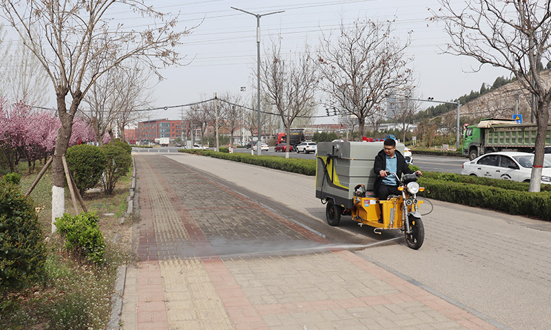 市政道路及景區(qū)道路狹窄難以通行，衛(wèi)生治理難度大？別擔心，一輛三輪多功能高壓清洗車即可解決！