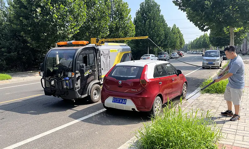 純電動洗掃車輔道人行道顯身手！狹窄道路洗掃，高壓沖洗人行道，車輛過后地面整潔又衛(wèi)生！