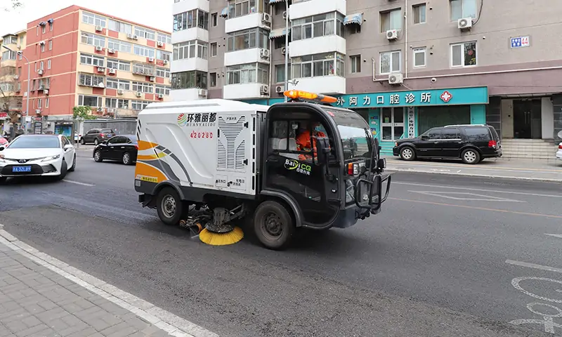 小型純電動洗掃車街頭實拍，道路洗掃無揚塵，打造美好生活環(huán)境！