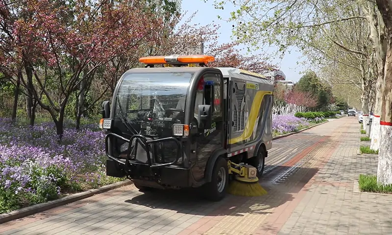 純電動洗掃車機場、園林顯神通！高壓洗掃，一沖即凈！一鍵操作，簡單快捷！