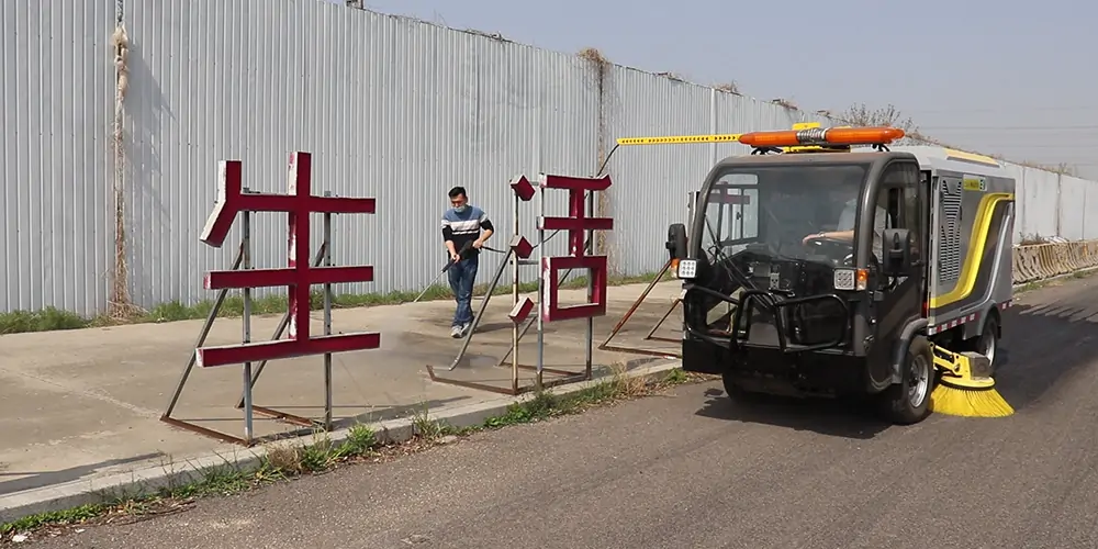 道路洗掃車_路面污漬清潔“專家”_電動(dòng)洗掃車_環(huán)衛(wèi)洗掃車_小型洗掃車