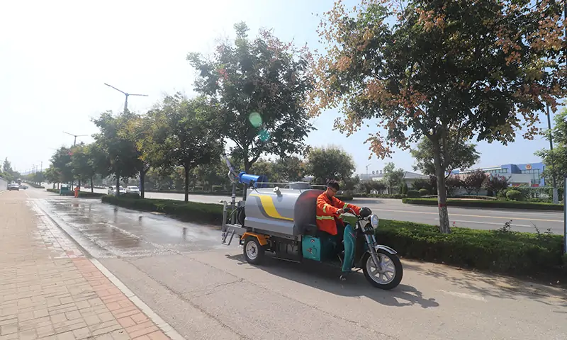 小型三輪灑水車道路灑水好幫手，多種灑水模式可選，滿足多種環(huán)衛(wèi)作業(yè)需求。