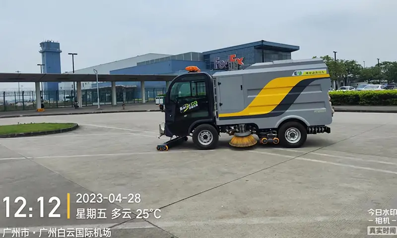 百易純電動洗掃車到達(dá)白云機(jī)場，助力機(jī)場環(huán)衛(wèi)環(huán)境建設(shè)，共建美好城市形象！