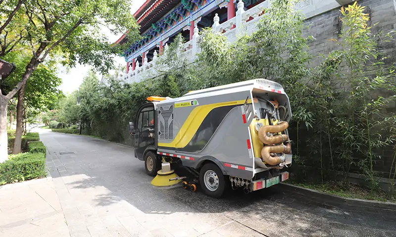 純電動洗掃車，車輛底部垃圾衛(wèi)生治理有妙招，多方位解決道路污染問題。