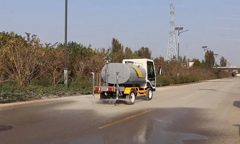 四輪灑水車：城市建設(shè)的得力助手