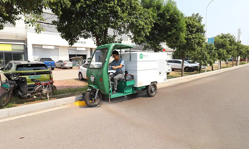 多功能高壓沖洗車：道路保潔的全新助力設備，環(huán)境美好建設者