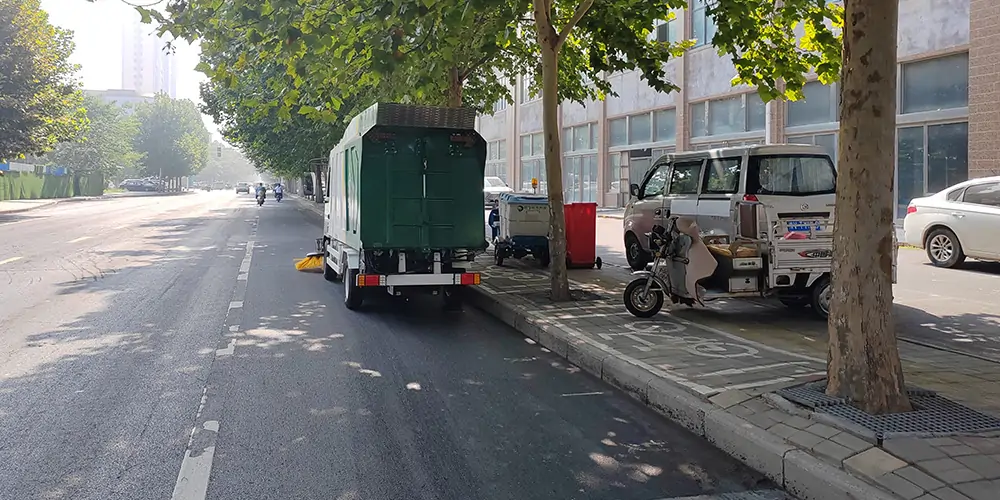 純電動樹葉收集車_多功能樹葉收集車_吸樹葉的機(jī)器_掃樹葉神器