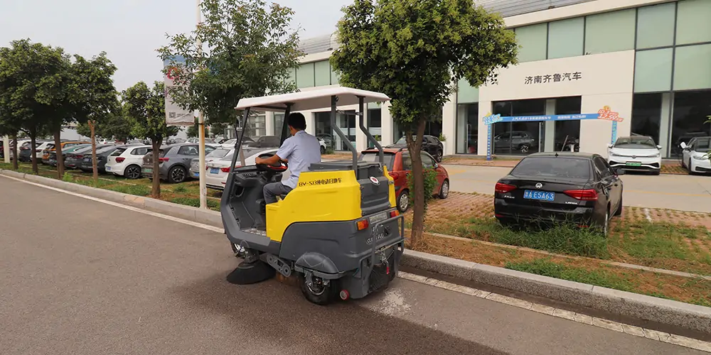 純電動(dòng)樹葉收集車_多功能樹葉收集車_吸樹葉的機(jī)器_掃樹葉神器