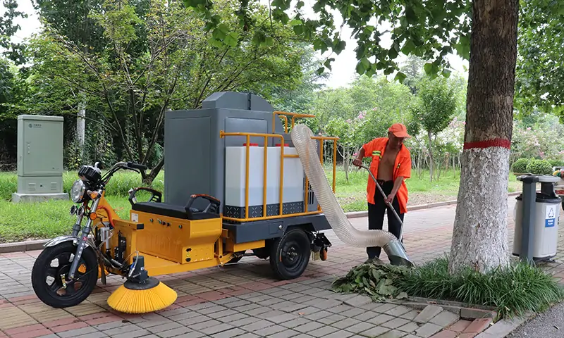 小型三輪駕駛式樹葉收集車：環(huán)衛(wèi)利器的革新，操作簡(jiǎn)單，功能多樣！