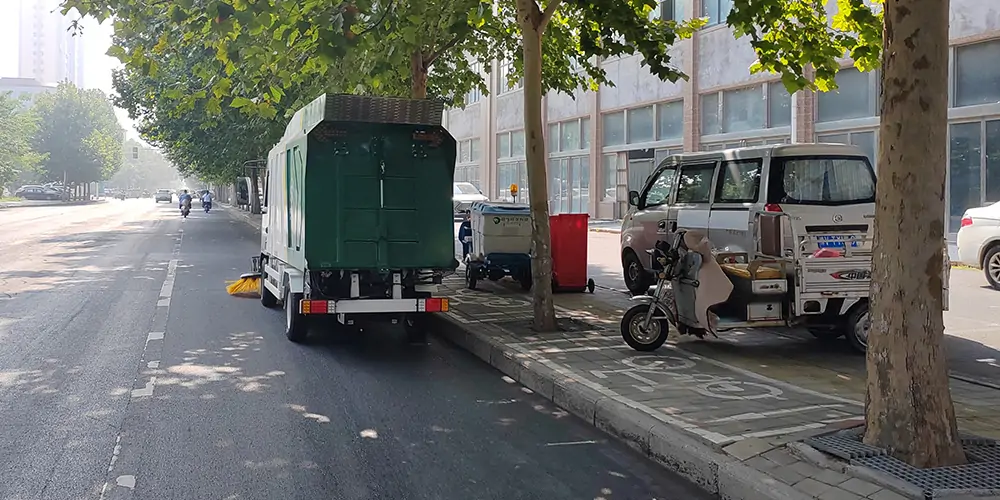 樹葉收集車_多功能樹葉收集車_吸樹葉的機(jī)器_新型樹葉收集車_電動樹葉專用收集車