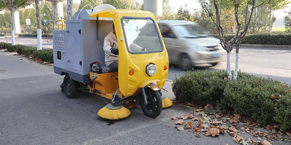 吸入式樹葉收集車 電動(dòng)三輪車樹葉收集器 樹葉收集器車 三輪樹葉收集車 林場(chǎng)專用樹葉收集車