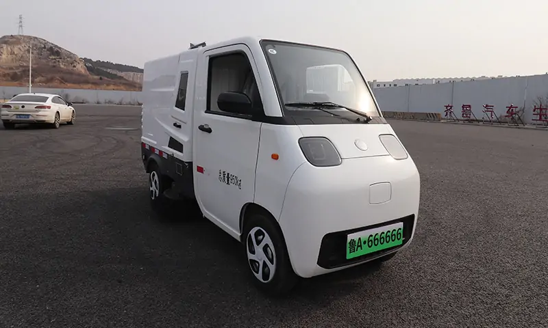 小型純電動洗掃車：城市清潔新利器,功能多樣，應(yīng)用廣泛