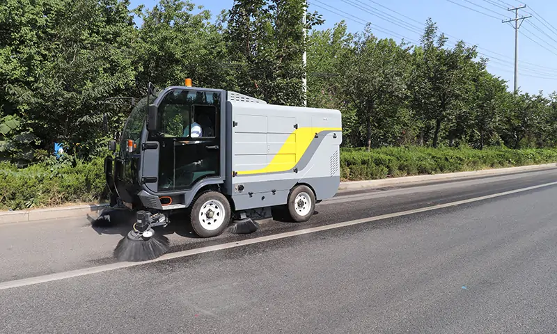 純電動小型清掃車：高效環(huán)保的城市清潔解決方案