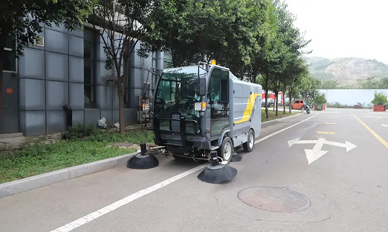 純電動小型清掃車：城市清潔的高效環(huán)保解決方案