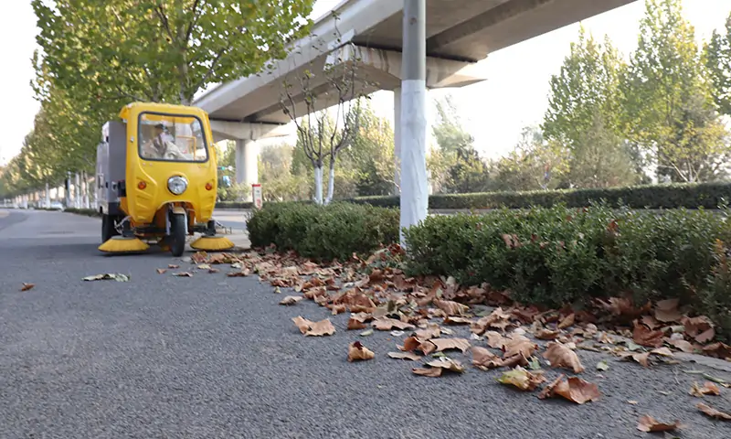 三輪駕駛式樹葉收集車：城市綠化維護(hù)的高效利器