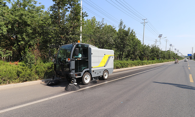 純電動清掃車發(fā)貨：助力城市環(huán)境衛(wèi)生建設