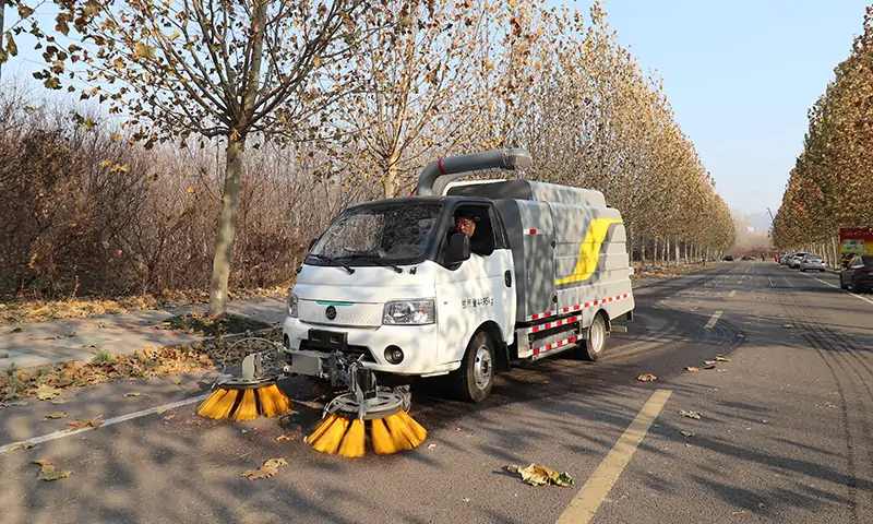 多功能四輪樹葉收集車：秋季落葉收集的理想工具